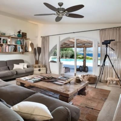 Ventilateur de plafond 5 pales Eco Gamma de Casafan Salon bohème avec de grandes baies vitrées donnant vu sur piscine, ventilateur plafonnier cinq pales noir 