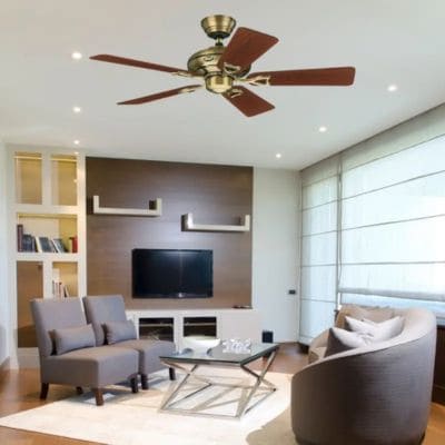 Ventilateur plafond vintage Seville Hunter dans un salon aux couleurs marron, jaune et or