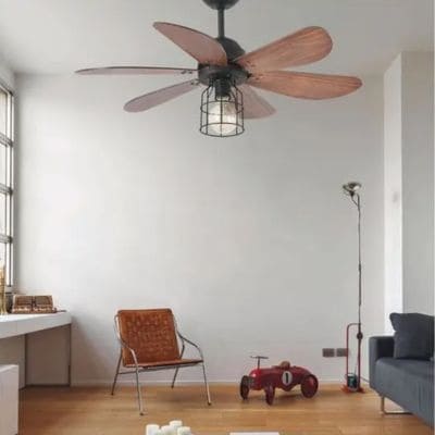 Pièce épurée avec un fauteuil marron et ventilateur plafond vintage avec lumière en bois (modèle Chicago de Faro).