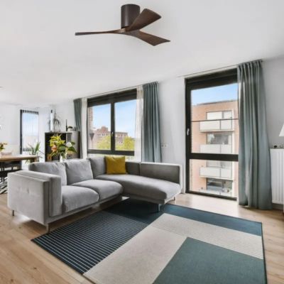 Ventilateur plafond Irene Atlas fan Irene 3-H en taille 106 centimètres de diamètre dans un salon 