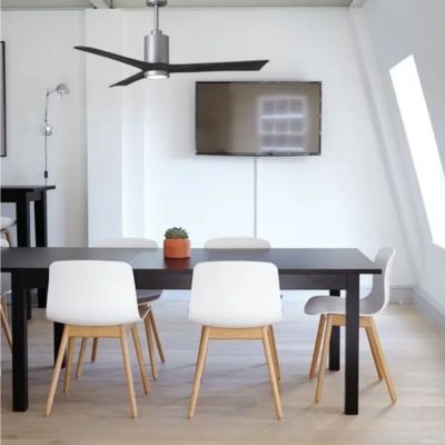 Ventilateur plafond atlas fan Patricia au-dessus d'une table à manger 