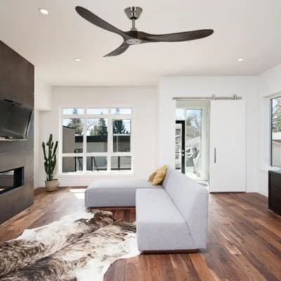 Ventilateur plafond marron Casafan modèle Eco Genuino dans un salon
