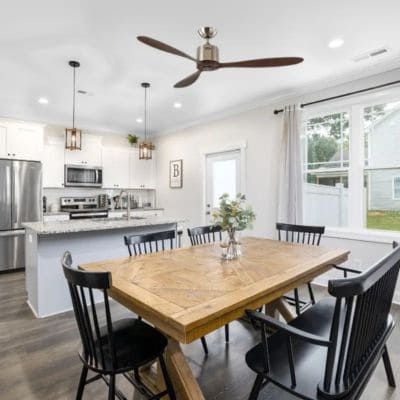 Ventilateur de plafond Casafan modèle Aeroplan marron au-dessus d'une table à manger dans une cuisine