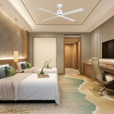 Ventilateur plafond ou climatiseur : chambre hôtel élégante avec ventilateur blanc au plafond, bureau et lit double sous éclairage chaleureux.