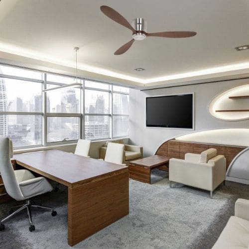 Est-ce que les ventilateurs au plafond sont efficaces dans un salon lumineux avec table de travail et mobilier contemporain.