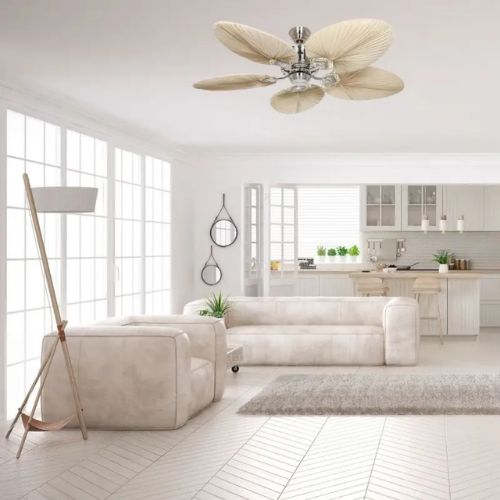 Ventilateur de plafond design en bois dans un salon lumineux, aire ouverte avec canapé clair et cuisine et plantes. clé: marque de ventilateur plafond choisir intégrée naturellement.