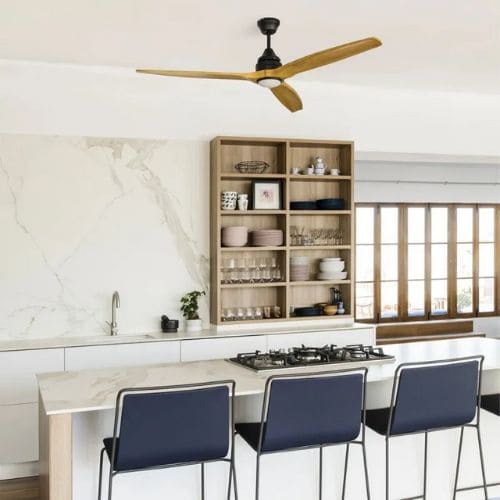 Ventilateur plafond avec lumière faro moderne dans une cuisine ouverte, bois clair et armoires, ilot bar et longue fenêtre.